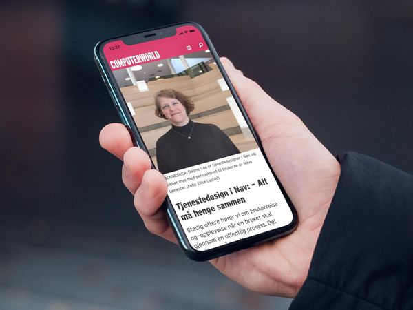 En mobiltelefon med Computerworld-nettavisen. 