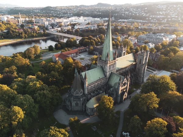 Trondheim sett fra luften, med Nidarosdomen i forgrunnen